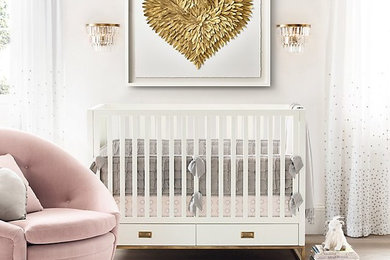 小さなコンテンポラリースタイルのおしゃれな赤ちゃん部屋 (白い壁、カーペット敷き、女の子用、ベージュの床) の写真