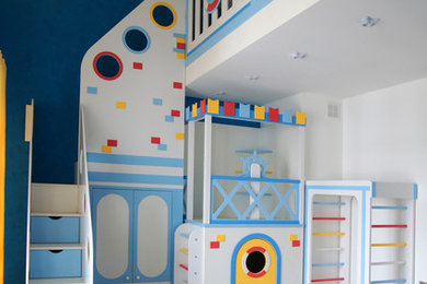 Foto de dormitorio infantil de 4 a 10 años marinero con paredes azules, suelo de madera en tonos medios y suelo gris