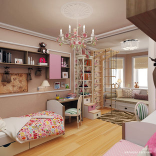 Immagine di una grande cameretta per bambini da 4 a 10 anni country con pareti beige, pavimento in laminato e pavimento beige