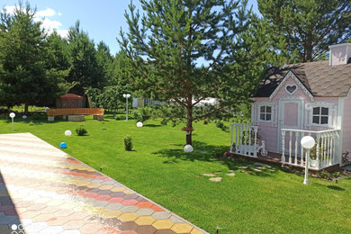 他の地域にある小さなおしゃれな子供部屋 (ピンクの壁、塗装フローリング、白い床、板張り天井、塗装板張りの壁) の写真