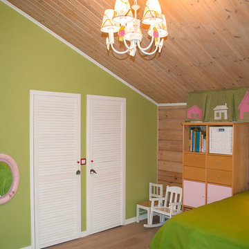 Дизайн интерьера детской комнаты для девочки в деревянном доме.