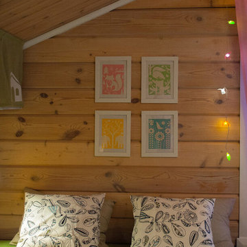 Дизайн интерьера детской комнаты для девочки в деревянном доме.