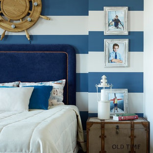 Imagen de dormitorio infantil de 4 a 10 años, costero, con paredes multicolor y suelo de madera en tonos medios