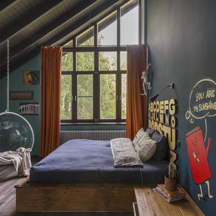 Idee per una cameretta da letto industriale con pavimento in legno massello medio e pavimento marrone