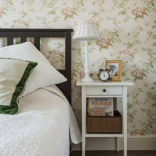 Immagine di una piccola cameretta per bambini chic con pareti bianche, pavimento in laminato, pavimento marrone e travi a vista