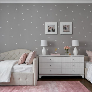 Réalisation d'une chambre d'enfant de 4 à 10 ans tradition avec un mur multicolore, un sol en bois foncé et du papier peint.