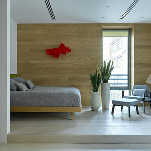 Cette photo montre une chambre d'enfant tendance de taille moyenne avec un sol en bois clair, un mur marron et un sol beige.
