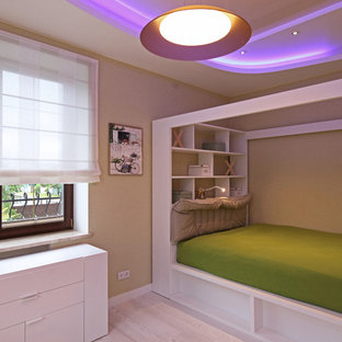 Ispirazione per una cameretta per bambini design di medie dimensioni con pareti multicolore e parquet chiaro