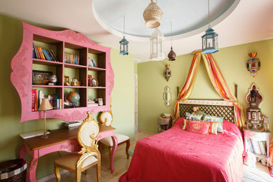 Idées déco pour une petite chambre d'enfant asiatique avec un mur beige, un sol en travertin et un sol beige.