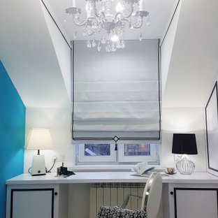 Idée de décoration pour une petit chambre d'enfant design avec un bureau, un mur blanc, un sol en linoléum et un sol noir.