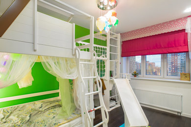 На фото: детская среднего размера в современном стиле с спальным местом и зелеными стенами для ребенка от 4 до 10 лет, девочки