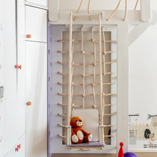 Idee per una cameretta da bambina boho chic di medie dimensioni con pareti bianche e pavimento in legno massello medio