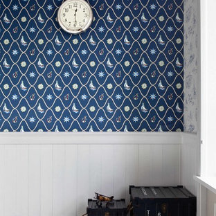 Diseño de habitación de niño costera con paredes multicolor y suelo de madera clara