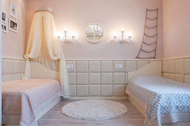 Modelo de dormitorio infantil de 4 a 10 años tradicional renovado de tamaño medio con paredes beige y suelo de madera clara
