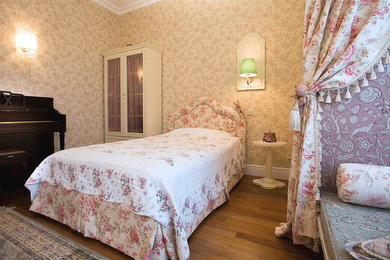 Mittelgroßes Mädchenzimmer mit Schlafplatz, rosa Wandfarbe und braunem Holzboden in Moskau