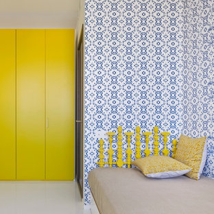 Esempio di una grande cameretta da letto contemporanea con pareti blu, pavimento bianco e pavimento in compensato