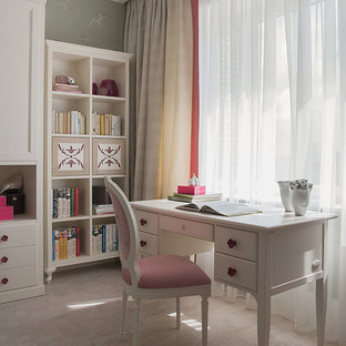 Ispirazione per una cameretta per bambini da 4 a 10 anni chic di medie dimensioni con pareti verdi, pavimento in sughero e pavimento beige