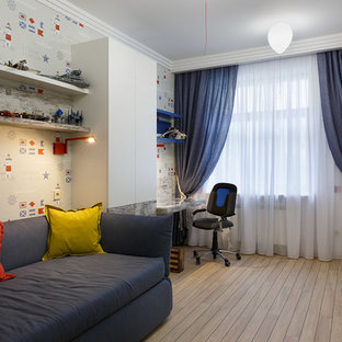 Idee per una cameretta per bambini stile marinaro di medie dimensioni con pareti multicolore, pavimento in laminato e pavimento beige