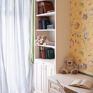 Ispirazione per una piccola cameretta per bambini da 4 a 10 anni chic con pavimento in legno massello medio, pavimento arancione e pareti beige