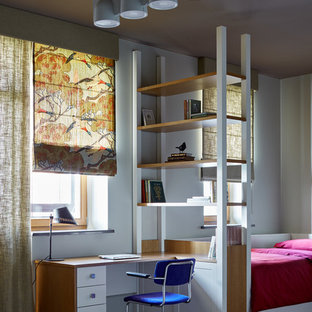 Esempio di una cameretta per bambini chic con pareti bianche, pavimento multicolore e pavimento in linoleum