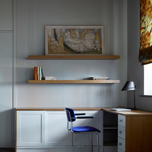 Exemple d'une chambre neutre chic avec un bureau, un mur blanc, un sol multicolore et un sol en linoléum.