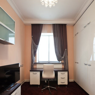 Exemple d'une petit chambre d'enfant tendance avec un bureau, un mur rose, un sol en bois peint et un sol violet.