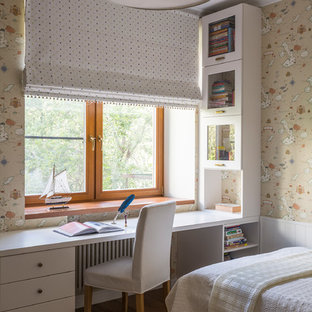 Foto di una cameretta per bambini minimal con pareti beige, parquet scuro e pavimento marrone