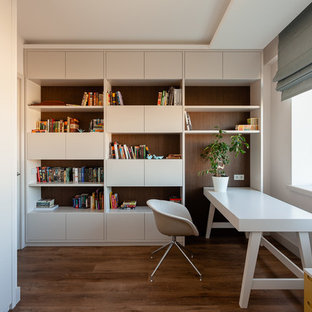 Inspiration för mellanstora moderna könsneutrala tonårsrum kombinerat med skrivbord, med beige väggar, vinylgolv och brunt golv