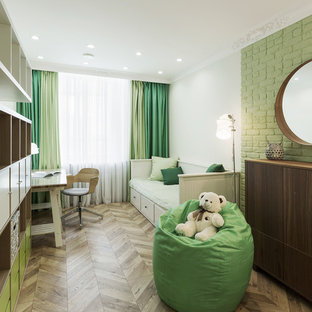 Esempio di una cameretta per bambini scandinava con pavimento in laminato, pareti bianche e pavimento marrone