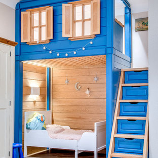 Foto di una cameretta per bambini da 1 a 3 anni country con pareti beige, parquet chiaro e pavimento beige