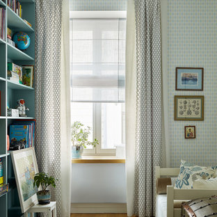 Imagen de dormitorio infantil de 4 a 10 años, tradicional renovado, con paredes multicolor, suelo de madera en tonos medios y suelo marrón