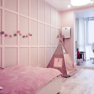 Idéer för att renovera ett mellanstort nordiskt flickrum för 4-10-åringar, med rosa väggar, korkgolv och vitt golv