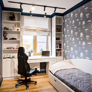 Idee per una piccola cameretta da bambino da 4 a 10 anni minimal con pareti blu, pavimento in laminato, pavimento giallo e carta da parati