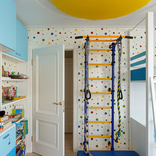 Ispirazione per una cameretta per bambini da 4 a 10 anni contemporanea con pareti multicolore, parquet chiaro e pavimento beige