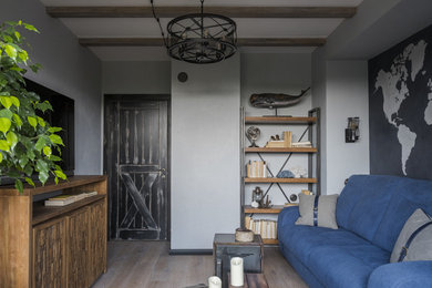 Industriell inredning av ett stort barnrum kombinerat med sovrum, med grå väggar, mellanmörkt trägolv och brunt golv