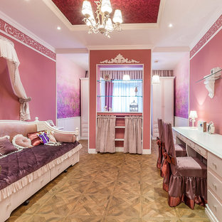 Foto di una cameretta per bambini da 4 a 10 anni classica con pareti rosa e pavimento in legno massello medio