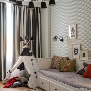 Esempio di una cameretta per bambini scandinava con pavimento in legno massello medio e pavimento marrone