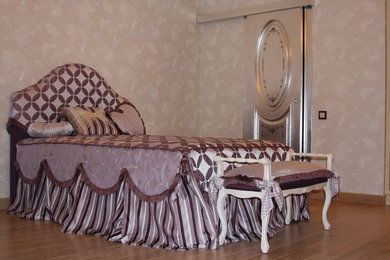 Diseño de dormitorio infantil clásico grande con paredes púrpuras, suelo de madera en tonos medios y suelo beige
