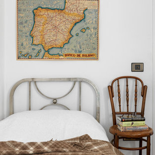 Diseño de dormitorio infantil tradicional renovado con paredes blancas y suelo multicolor