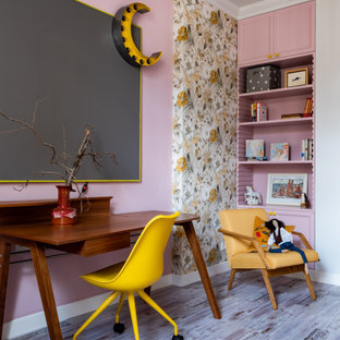 Idées déco pour une chambre de fille contemporaine avec un bureau, un mur rose et du papier peint.