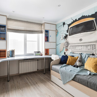 Bild på ett litet funkis pojkrum kombinerat med skrivbord och för 4-10-åringar, med flerfärgade väggar, ljust trägolv och beiget golv