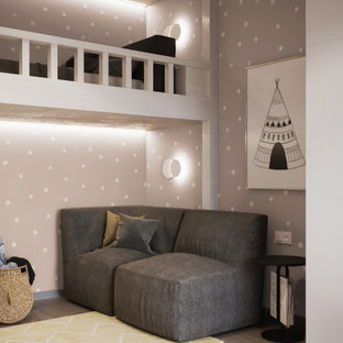 Ejemplo de habitación de niño de 4 a 10 años, contemporánea, de tamaño medio, con escritorio, paredes beige, suelo de madera en tonos medios y suelo beige