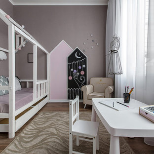 Ispirazione per una piccola cameretta da bambina da 1 a 3 anni nordica con pareti rosa, pavimento in laminato e pavimento beige
