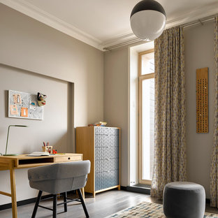 Idee per una cameretta per bambini nordica con pareti grigie, parquet scuro e pavimento marrone