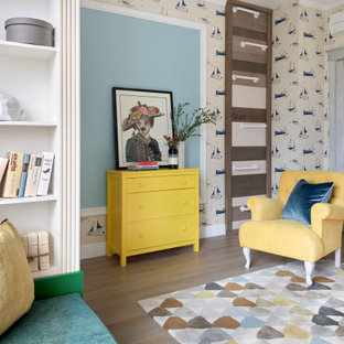 Cette image montre une chambre d'enfant traditionnelle avec un sol marron et du papier peint.