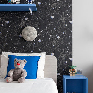 Esempio di una cameretta per bambini da 4 a 10 anni minimal con parquet scuro e pareti nere
