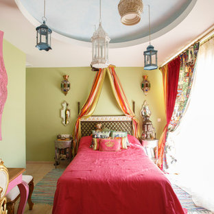 Foto på ett litet orientaliskt barnrum kombinerat med sovrum, med beige väggar, travertin golv och beiget golv