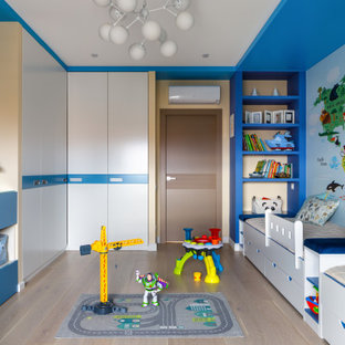 Inspiration för ett funkis pojkrum för 4-10-åringar, med blå väggar, ljust trägolv och beiget golv