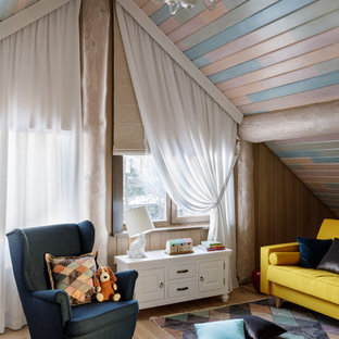 Immagine di una stanza dei giochi da 4 a 10 anni country con soffitto in perlinato e pareti in perlinato