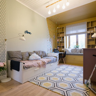 Großes Nordisches Jugendzimmer mit bunten Wänden und hellem Holzboden in Sonstige